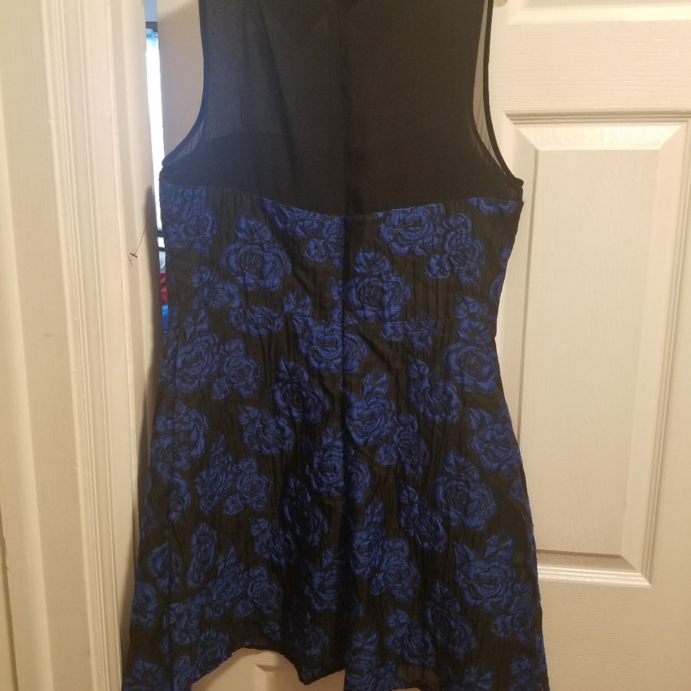 Dress - Picture 4 of 8